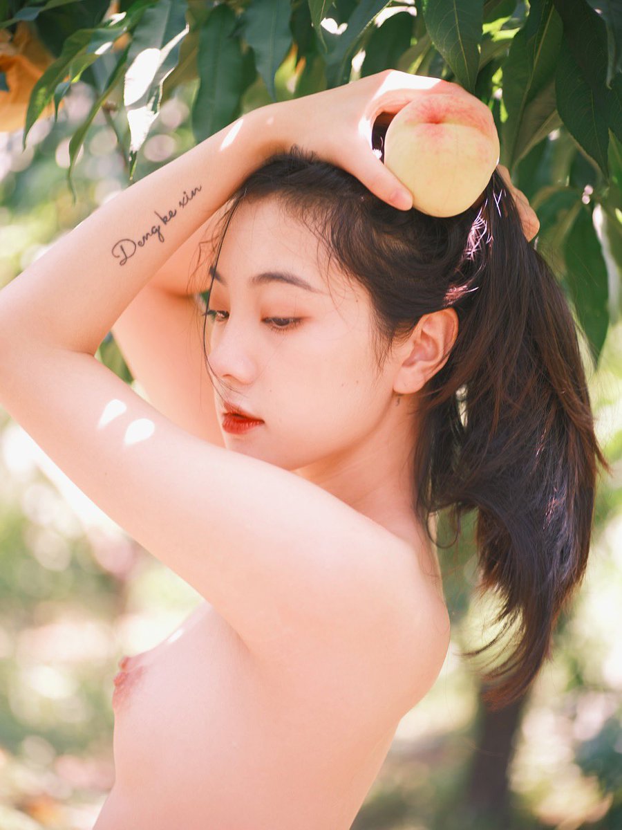 WANIMAL KISSING PEACH 王 母 娘 娘 種 了 這 蟠 桃 樹 桃 花 朵 朵 宛 如 胭 脂 桃 子 個 個... 