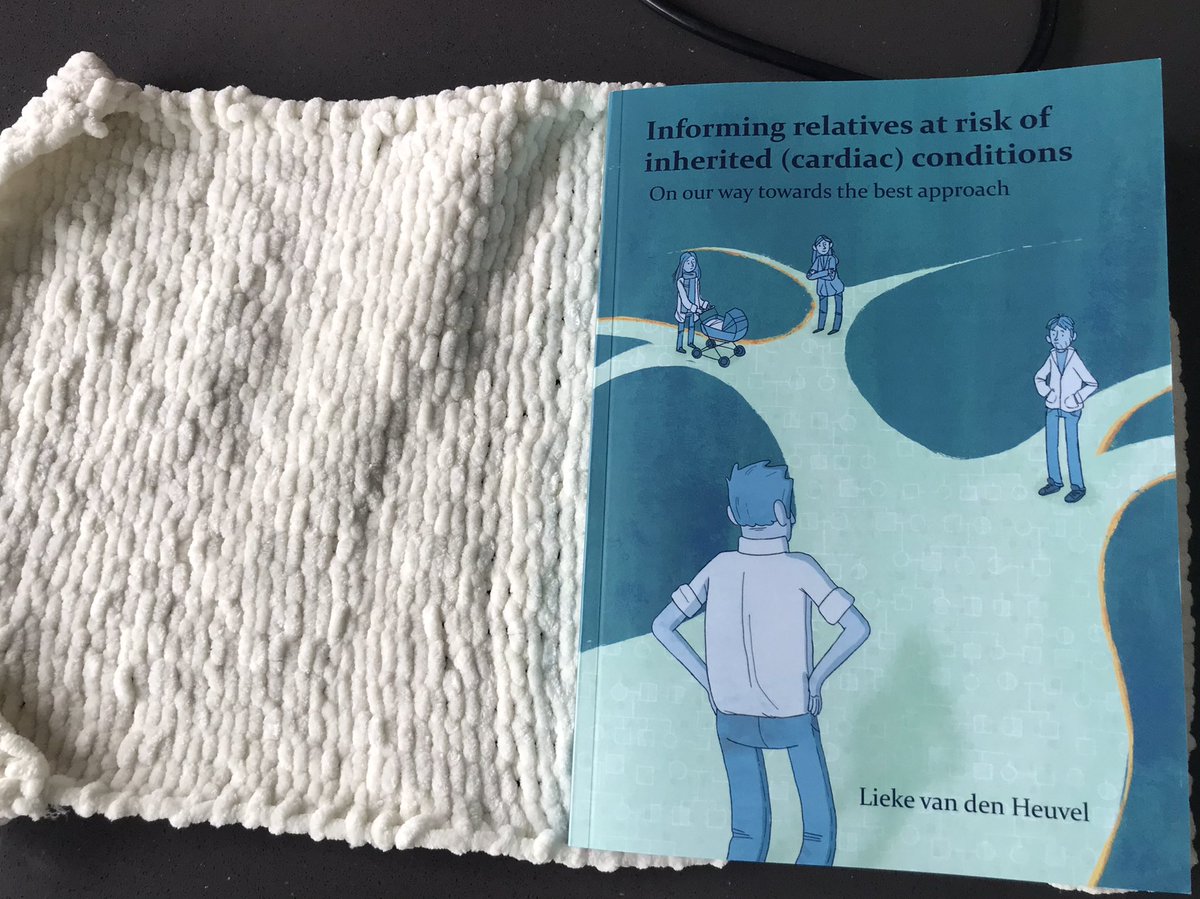 jpvantintelen's tweet photo. Wie kaatst kan de bal verwachten: je promovendus @lmvdnheuvel1 herhaaldelijk wijzen op wollig taalgebruik en dan na de (overigens geweldige promotie) een gebreide proefschrift-hoes ontvangen. 😂Geweldig team @lmvdnheuvel1 en @Fvlint https://t.co/e4cN6yqINp