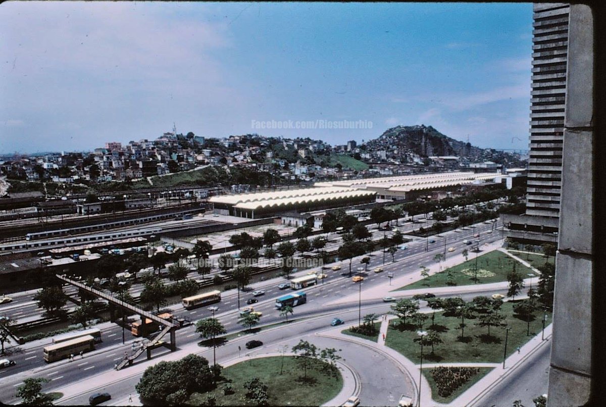 RioSuburbio's tweet photo. Cidade Nova - década de 1980.
Avenida Presidente Vargas vista do Centro Administrativo São Sebastião, o popular 'Piranhão', sede da @Prefeitura_Rio.
Acervo @fiocruz
Curta @RioSuburbio
#Rio #orioantigo #rioantigo #cidadenova #centrodorio #oldrio #memories #riosuburbio https://t.co/2gQgDelOdN