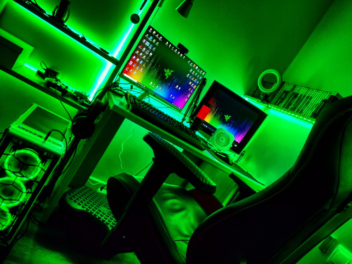 Mi nuevo #setupgamer listo para volver a los #streamings de #twitch. Si todo va bien la semana que viene estamos de vuelta chavales!!

#TwitchStreamer #twitchspain #streamer #setup #gamer #twitchstream #newsetup #directo #greensetup #stream