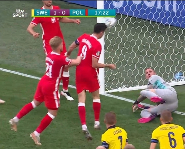 tolis___'s tweet image. one is the ballon dor winner and the other a flop 🥱🥱theres levels to this