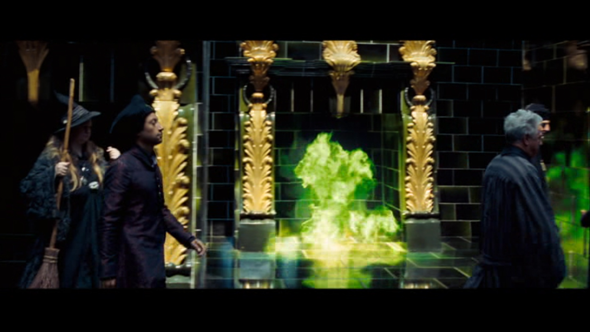 にぅ Niu Orcas 魔法省 暖炉といえば魔法省の玄関口 魔法省独特の黒いレンガ造りのマントルピースに金の派手な装飾が付いています 装飾とおなじ黄色味の強い金色の柵がマントルピース上部から降りてきて利用禁止させるギミックも この