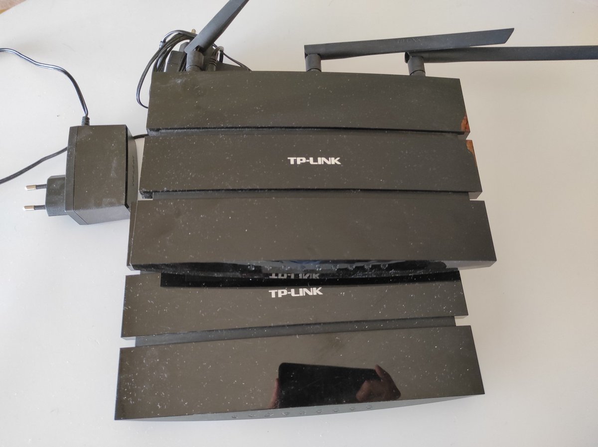 _adriend_'s tweet image. Après plus de 7 ans de bons et loyaux services ... Les routeurs TP-Link prennent leur retraite bien méritée !
Ils en ont vu passe des Tera de données !
Les services Linuxtricks autohebergés bénéficient de matériel neuf !
#Linuxtricks