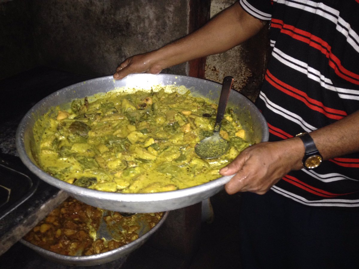 PrithaSen3's tweet photo. @ChowderSingh It was also known for its special rich chana dal named Manohara, rich with dry fruits, coconut and ghee. And the variety of fish. https://t.co/NxveDzgNPN