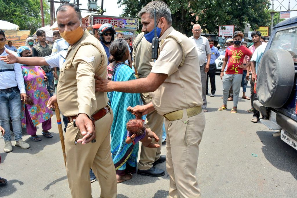 DeekshaNRaut's tweet photo. What a shame that a force meant to protect thinks that they can do this.
This is a NATIONAL SHAME! https://t.co/cdjOqcrWGb