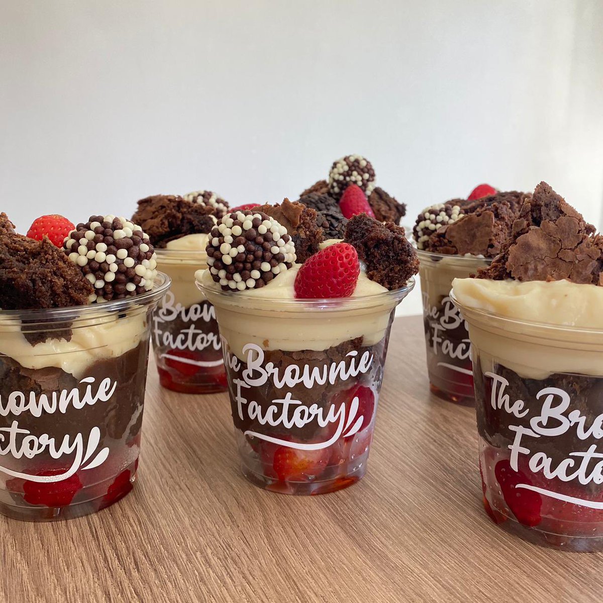 _martinezsandra's tweet photo. Háganse el favor y sigan a mi hermana en Instagram en su nuevo emprendimiento! 😍 Es una bomba de rico todo 🤤🤤 esta como @thebrowniefactorypy RT para que vean los amantes de lo dulce!! ♥️🕺 https://t.co/Uel6OClFs1