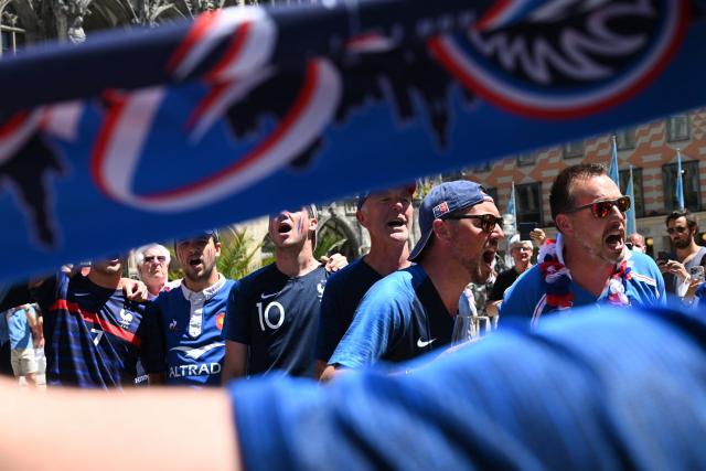 Six supporters français se rendent à Bucarest alors que les Bleus jouaient... à Budapest ow.ly/L9bC30rLGgQ