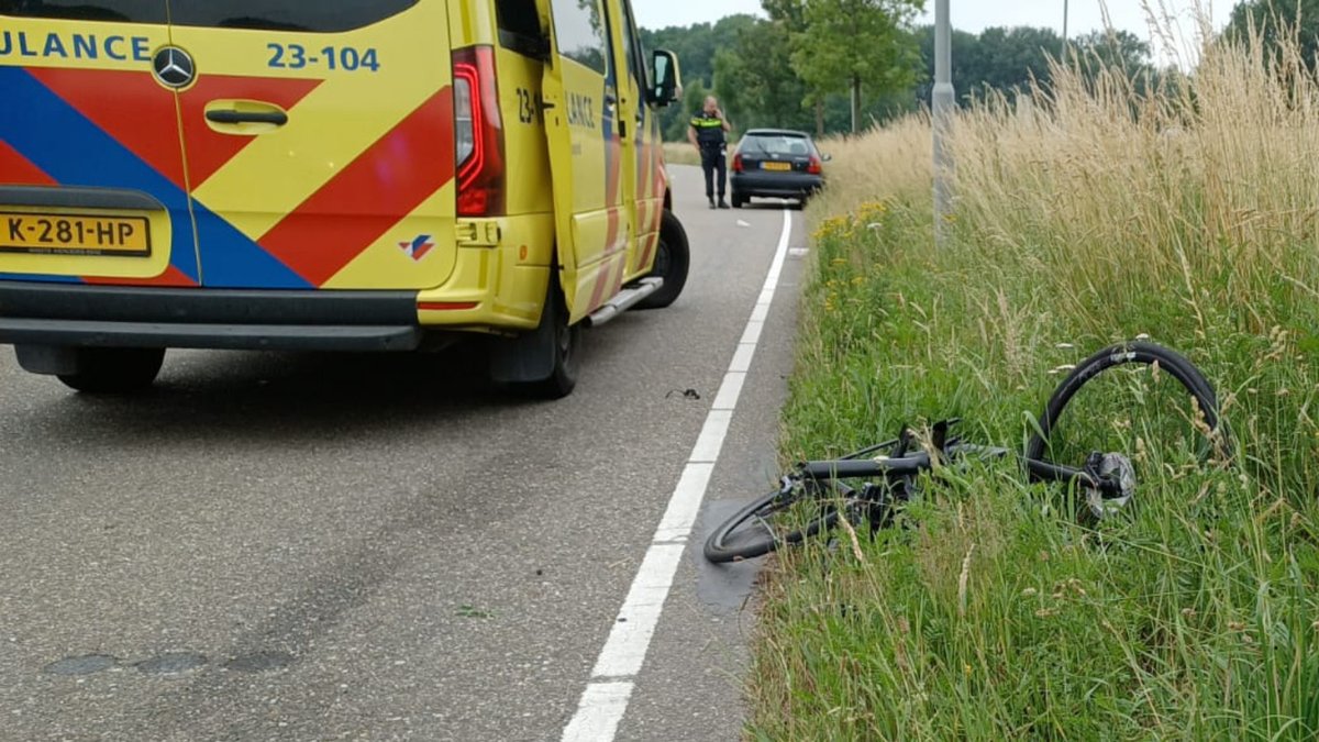 Een wielrenner is vanmiddag gewond geraakt bij een aanrijding in het buitengebied van Belfeld. ..