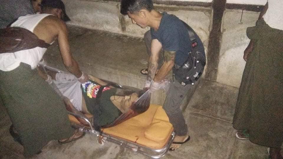 Edenjeon99's tweet photo. Tw // death // graphic
Around 9.30pm,SAC terrorist forces chased and opened fire on a motorcycle in front of a tea shop near the Myanmar Ward Office in Hsipaw,overturning the victim’s motorcycle and died of a concussion. #June23Coup https://t.co/FE1Y6y2ufZ