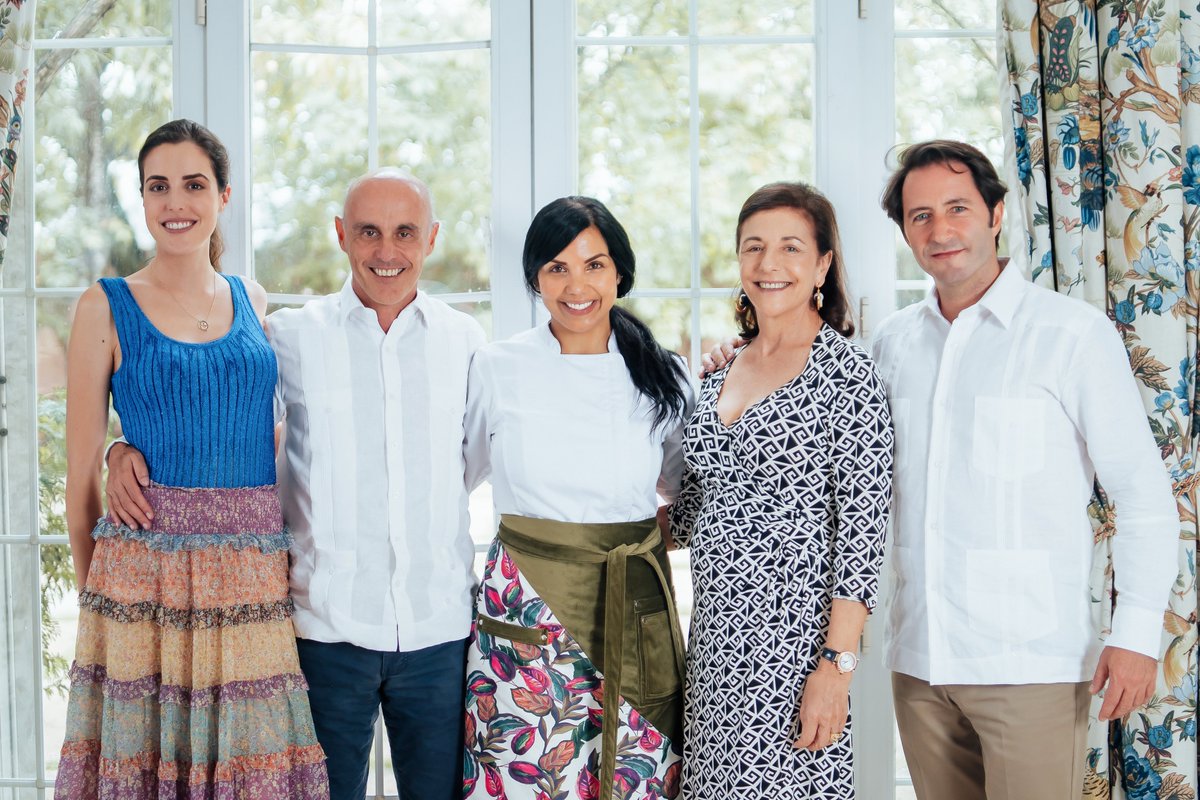 ComengeBodega's tweet photo. ¡Bodegas Comenge ya está en República Dominicana! 👏👏👏
Ayer presentamos oficialmente nuestros vinos en la casa del Embajador de España en la República Dominicana, D. Alejandro Abellán García de Diego. https://t.co/1eEWQJ4OsE