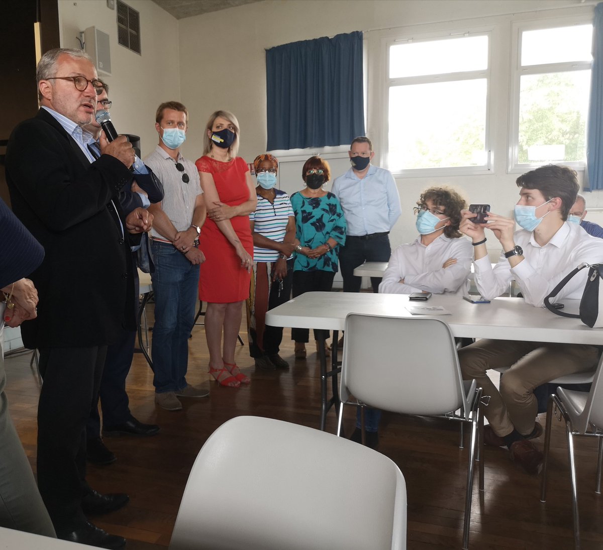 MoDem_BFC's tweet photo. La tête de liste @enmarchefr @MoDem @agir_officiel @TerresDeProgres et Maire de Nevers @denisthuriot en réunion publique à Montceau-les-Mines pour mobiliser les électeurs pour le second tour ! ✌️🗳️ #regionales2021 https://t.co/7cvSRiRTQ2