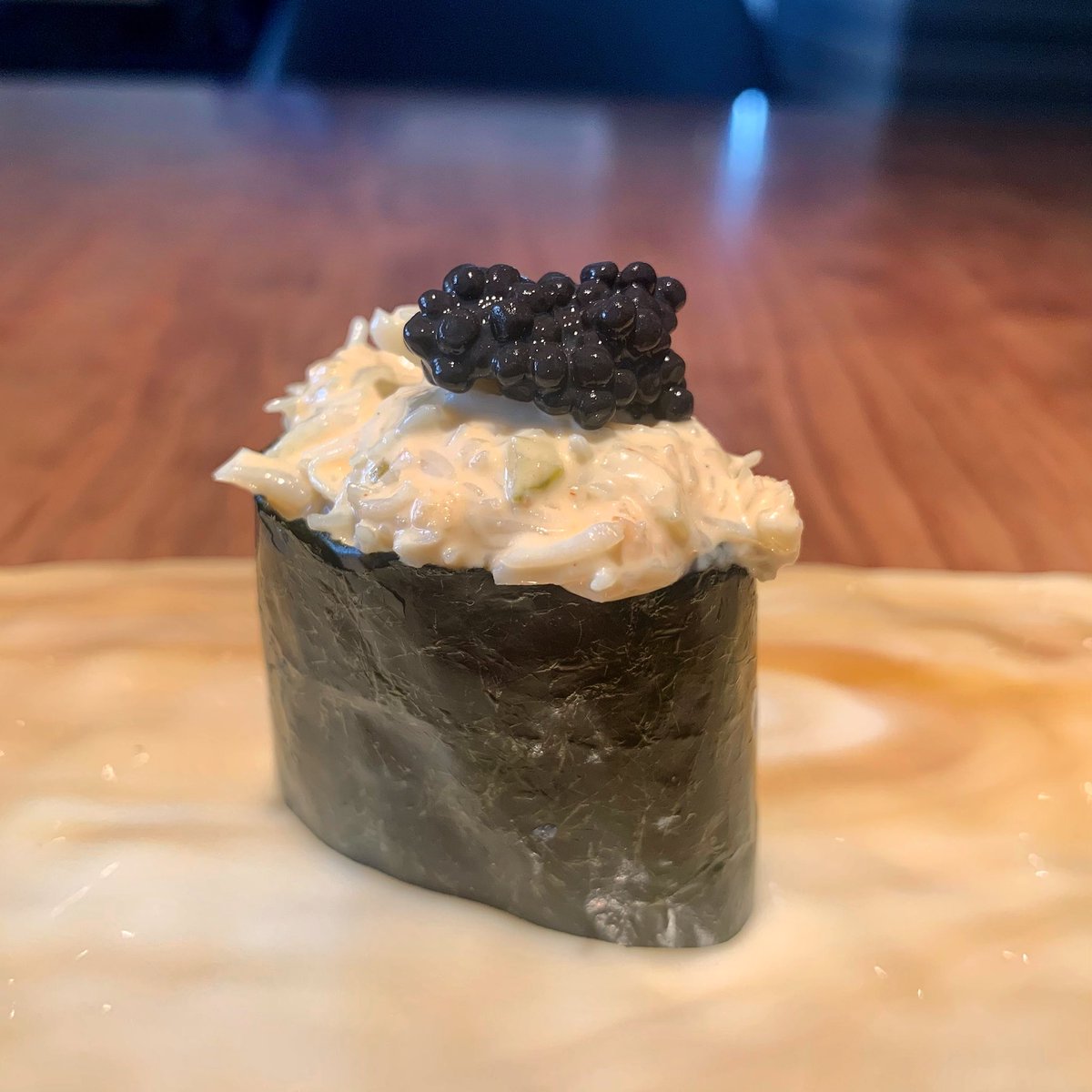 Formidable la serie de niguiris de <a href="/UmikoRest/">Umiko</a> . Imaginación, inspiración y acierto para definir un recetario con sello propio inconfundible. Como muestra, el sensacional gunkan de buey de mar con huevas de arenque ahumadas.