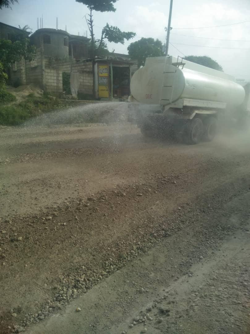 LuxonPacombe's tweet photo. Pwomés se dét 
Jan nou te toujou di l la
Rout HUM nan ap fét 
Prezidan repiblik la tande vwa 
Moun rout HUM
Nan moman sa la 5 kamyon asfat deja rive la Bravo MTPTC ak TEC
Se konn fè ki fè https://t.co/TmSKpyyWu5