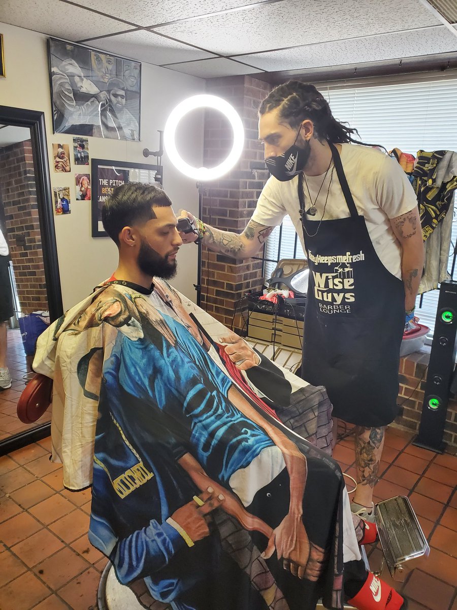Kaseykmfresh's tweet photo. Back at it, craftmatic, all I know is mathematics
#kaseykeepsmefresh #WiseGuysBarberLounge #sotocuts4ever #kcbarber #kansascitybarbershop #kansascitydreadlocks #barbersinctv #kansascityart #kcdreads
#labarber #losangeles #ladreadlocks #locsjourney #transformation https://t.co/a0wxT6LCYP