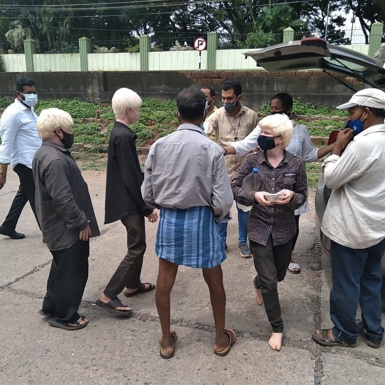 luqmanbantwal's tweet photo. Day 56
Dakshina Kannada Youth Congress Team Distributed Food Packets to Daily Labours & all the Needy People at Mangalore.
#SOSIYC #SOSIYCDK #SOSKPYC
@srinivasiyc @IYC @IYCKarnataka @KPYCMedia. https://t.co/yQQYlPUtoB