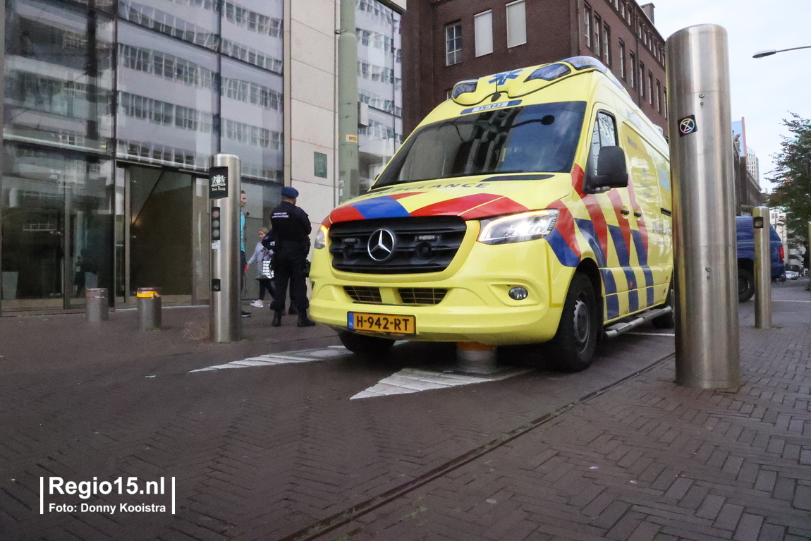 Nu online: Ambulance met patiënt vast op poller aan de #Kalvermarkt in #DenHaag..