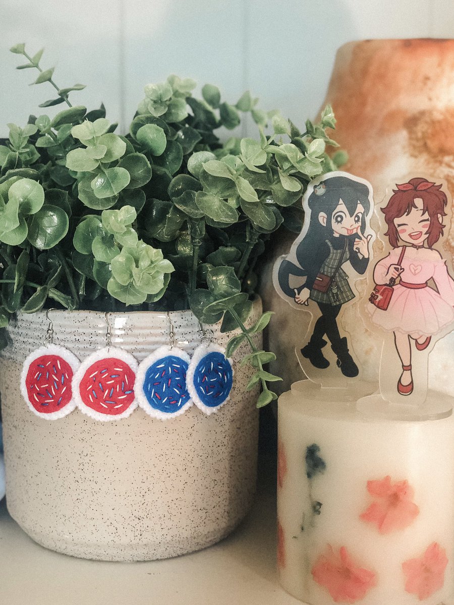 whimsicalneedle's tweet image. today is a creating day! i am working on a commissioned painting and starting my demon slayer embroideries today so i won’t be online promoting much, but if you see this, check out my shop maybe? 🥺💕 etsy.com/shop/whimsical… ✨