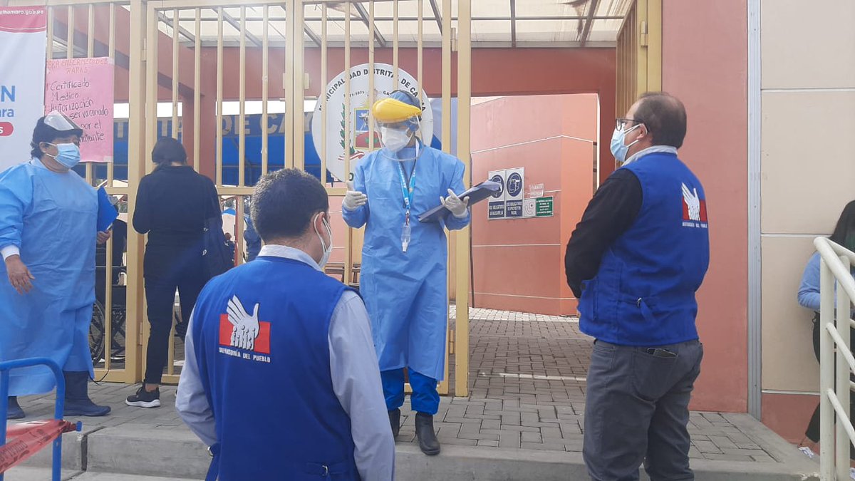 Defensoria_Peru's tweet photo. #VacunasCOVID19 Supervisamos inmunización a #PersonasMayores de 50 años en #Arequipa. Instamos a la población a vacunarse oportunamente para protegerse contra el #COVID_19. Tras nuestra recomendación, la Geresa informa diariamente avance de vacunación para alcanzar metas trazadas https://t.co/U4O5ulncSy