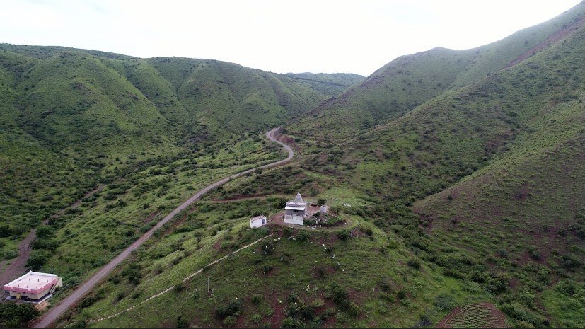 BellaryNamma's tweet photo. If you think this is Western Ghats, you are wrong . 
The rich iron ore deposit area of #Ballari knows as Tumti Thanda. 
The winters turn the red dazzling area into full filled greenery.
 
Do once visit this ,about 8 KM from city centre.
@Amitsen_TNIE @NammaKalyana https://t.co/xo3FYLh8Su