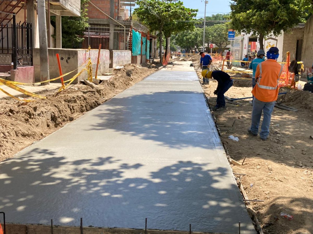 EdusSMR's tweet photo. #ElPando Continuamos con la fundida de losas de concreto hidráulico para la nueva estructura de pavimento en la carrera 19, entre calles 30 y 34A🙌.
¡Seguimos avanzando!
#EDUSEnLaCalle https://t.co/JBOrA155wD