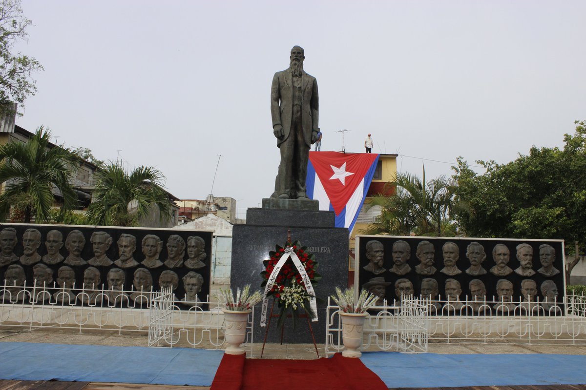 Rinden homenaje en Francisco Vicente Aguilera en los 200 aniversarios de su natalicio, estuvieron presente autoridades de #Granma y #Bayamo, un reducido grupo de personalidades de la cultura, miembros de organizaciones políticas y de masa y miembros de distintos medios de prensa.
