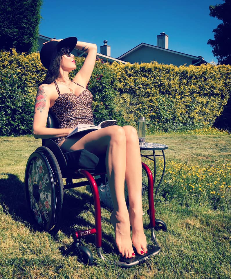 Tara_Moss's tweet photo. Iโm predicting a hot crip summer. ๐
(*A note on language, before you try to school this disabled woman on her #crip identity: https://t.co/GKA6cg6uXw)
#visibilityfordisability #crps #ambulatorywheelchairuser https://t.co/j4hgflheDY