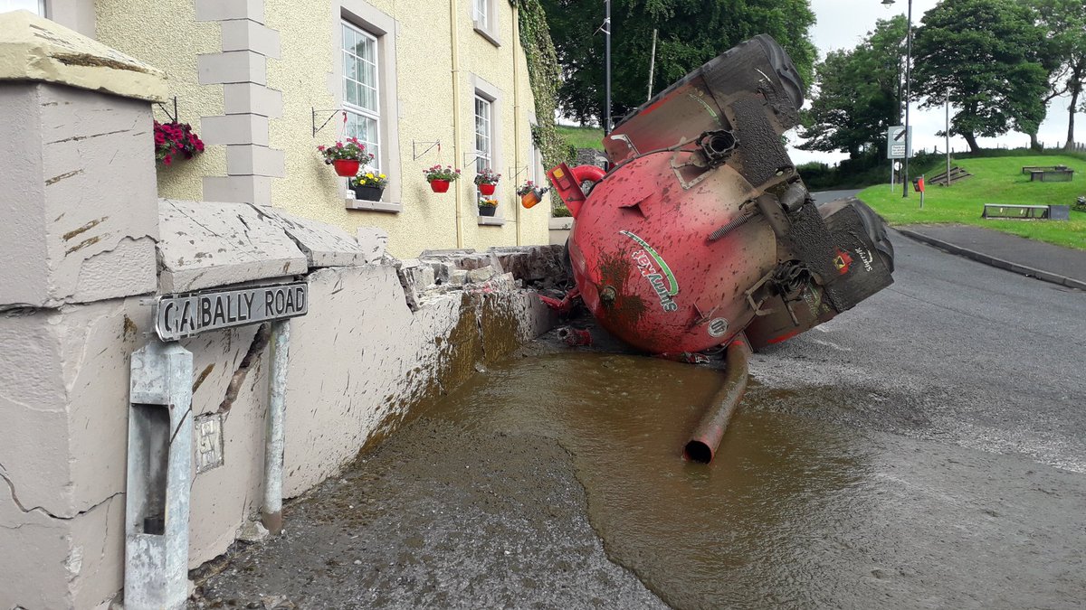 surveyorsstuff's tweet image. Oh no. It's all happening in Trillick tonight. #stinking #clothespegs 
🤢🤮