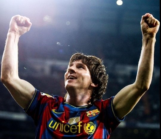 its_bala15's tweet photo. The person I adored for the first time ... he Smiles when he lose his dreams in the distance ... His losses When we blame God, he will thank God after every goal ... What a man he is !🖤
FanboyForever 💕💯❣️
#HappyBdayLeo !✨️❤️
#HappyBirthdayMessi
https://t.co/AneNuNFggT
