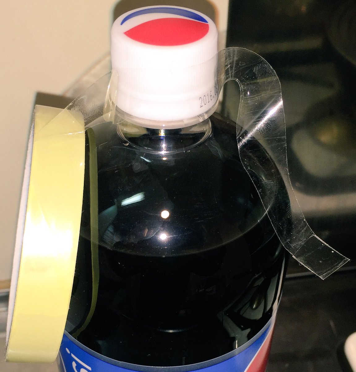 ArcturusCapella's tweet photo. *😏飲料•調味料…保存✨

👵老若男女👧誰でも蓋等を
きつく閉め開けられる様に
🧤ゴム手袋を使用๑
飲料…調味料…等 使用後は
すぐに蓋をしっかり閉め
➿セロハンテープを巻く
❨端を折り曲げておくと
すぐに剥がせ再利用もOK❩
⬆️
こうやっておく事で
日保ちし新鮮✨
炭酸飲料とかには
効果覿面❣️😉* https://t.co/Cbd539TG9Y