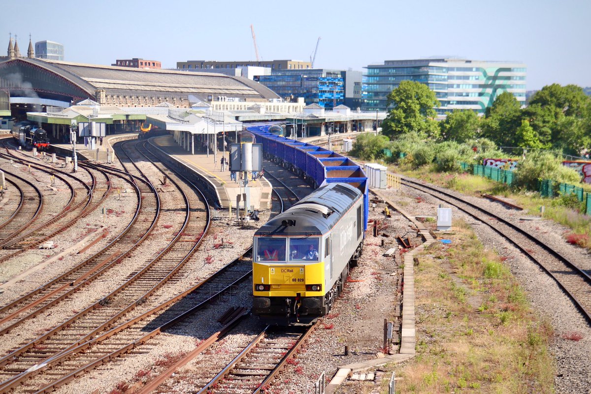 HiPa125's tweet image. DC Rail Freight #Class60 60029 ‘Ben Nevis’, hauling 4Z23 0402 Willesden DC Rail Sidings &amp;gt; Bristol Freightliner Terminal, meanders through Bristol Temple Meads

#GWML
23/06/21