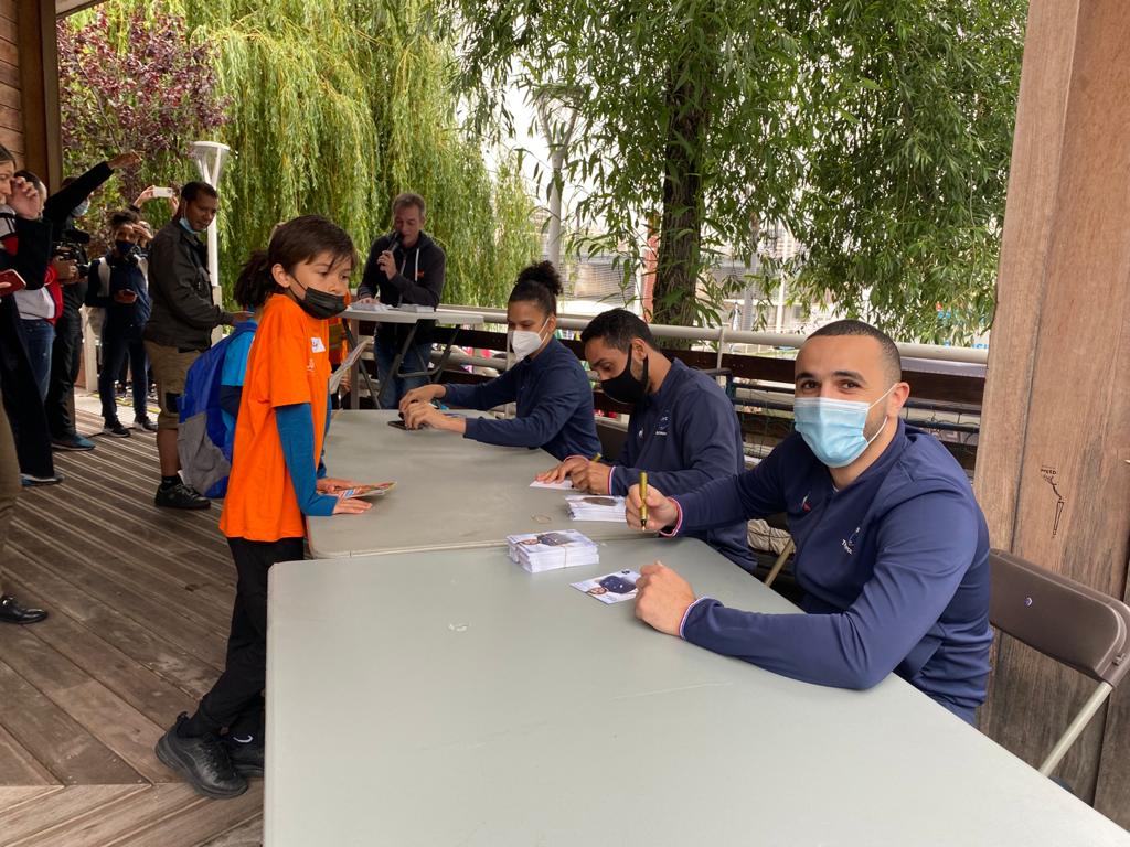 LSC_Levallois's tweet photo. #kinderjoyofmoving by @FerreroFr à @villelevallois 
Merci aux 900 enfants et à leurs parents!
Merci aux bénévoles de nos sections !
Merci aux services techniques !
Merci à nos champions !
Merci à nos équipes !
Merci à tous d'avoir fait de cette #JourneeOlympique une réussite ! https://t.co/Y2IPNDfG08
