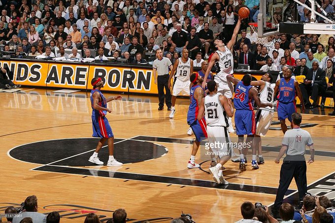 El Juego 7 de MG fue épico. 

Detroit llegó a ganar 52-46 a 15m del final. 

El estadio era todo silencio, el momentum era de los Pistons: desde el 0-2 se jugaba como querían ellos.  

Pero apareció Manu: 13 pts, 3 reb y 1 as en los últimos 14m. En total, 23-5-4. 

¡MVP, MVP!🇦🇷