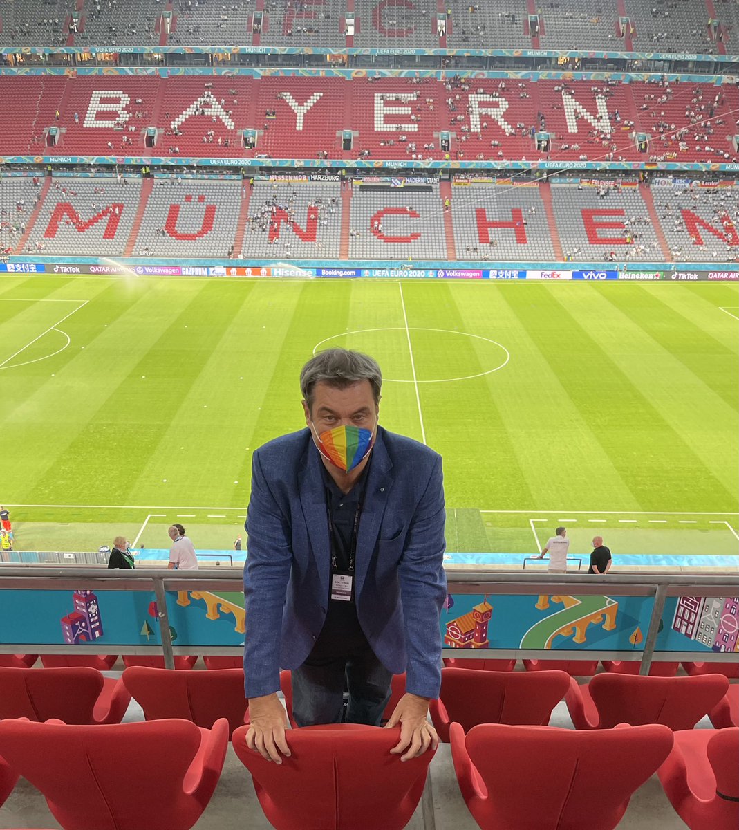 Klares Bekenntnis gegen Ausgrenzung und für Freiheit und Toleranz. Auch an der Staatskanzlei wird heute Abend eine Regenbogenfahne gehisst. Jetzt Daumen drücken für unsere Nationalmannschaft <a href="/DFB_Team/">DFB-Team</a>. #regenbogen 🌈 #GERHUN #euro2020