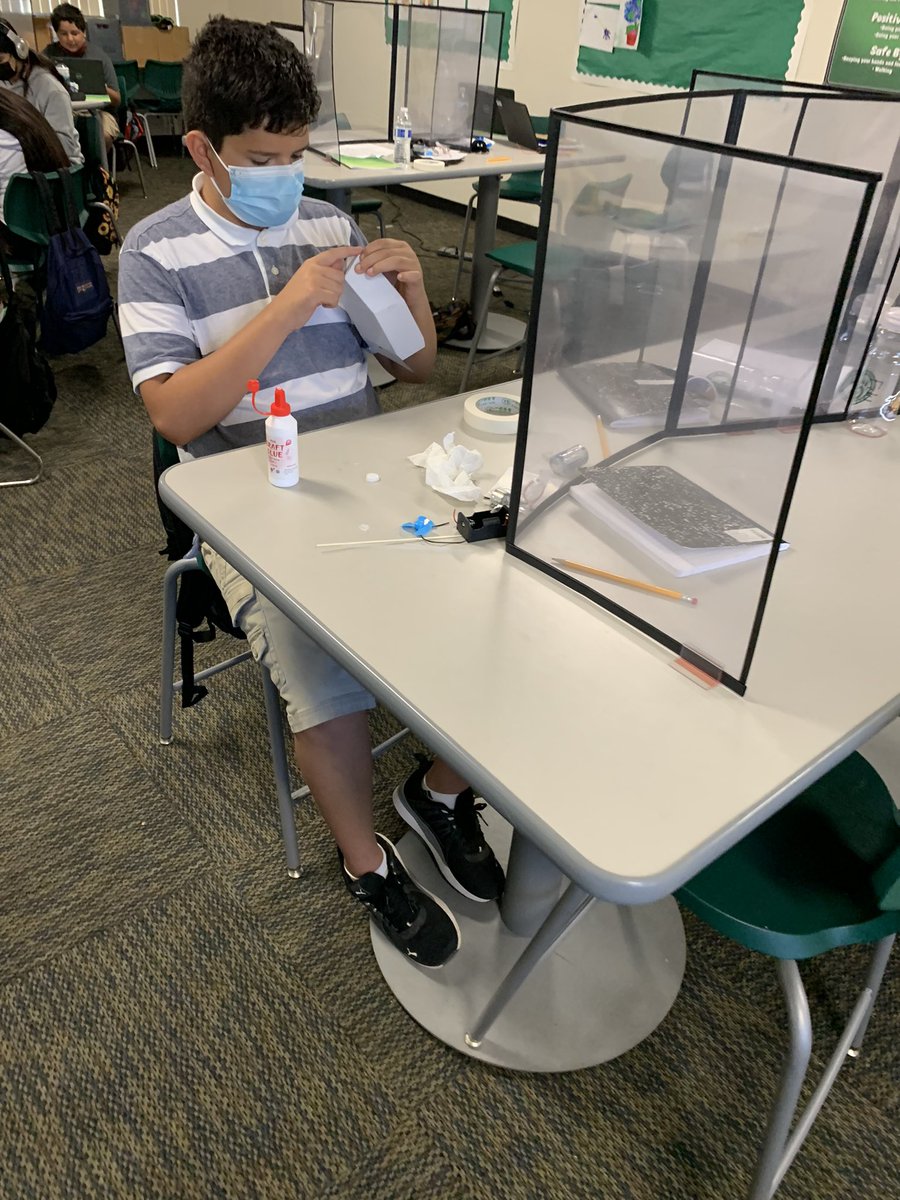 Josramirez87's tweet photo. 7 graders, no I mean Engineers at @VistaVerdeGrizz working hard to solve real life problems! #movingstuffacrossthewater @GUSDEdServices @ShelleySTEM https://t.co/44IbJs9j6A