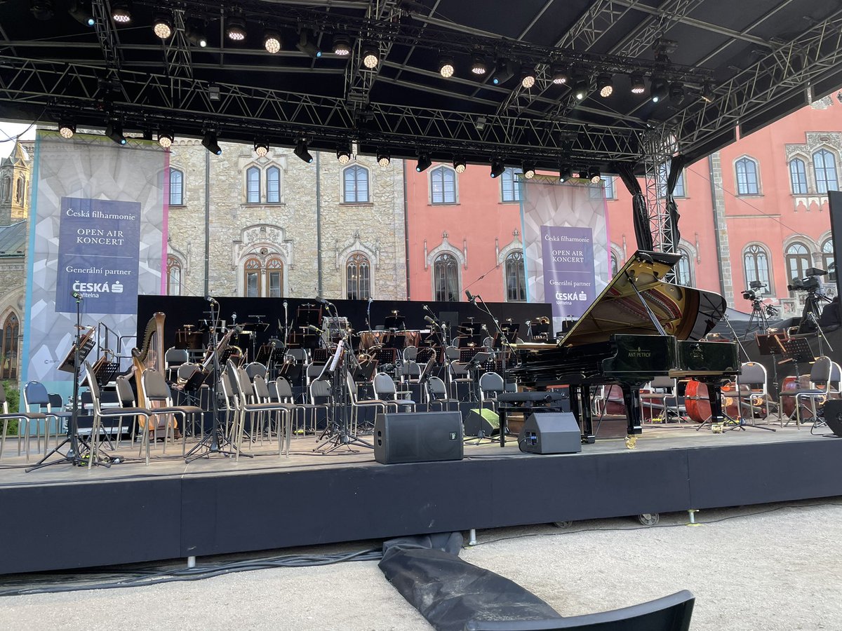Michal13Frankl's tweet photo. Dnes večer kultura. #sychrov #openair #českáfilharmonie https://t.co/k9zAAlPPc9