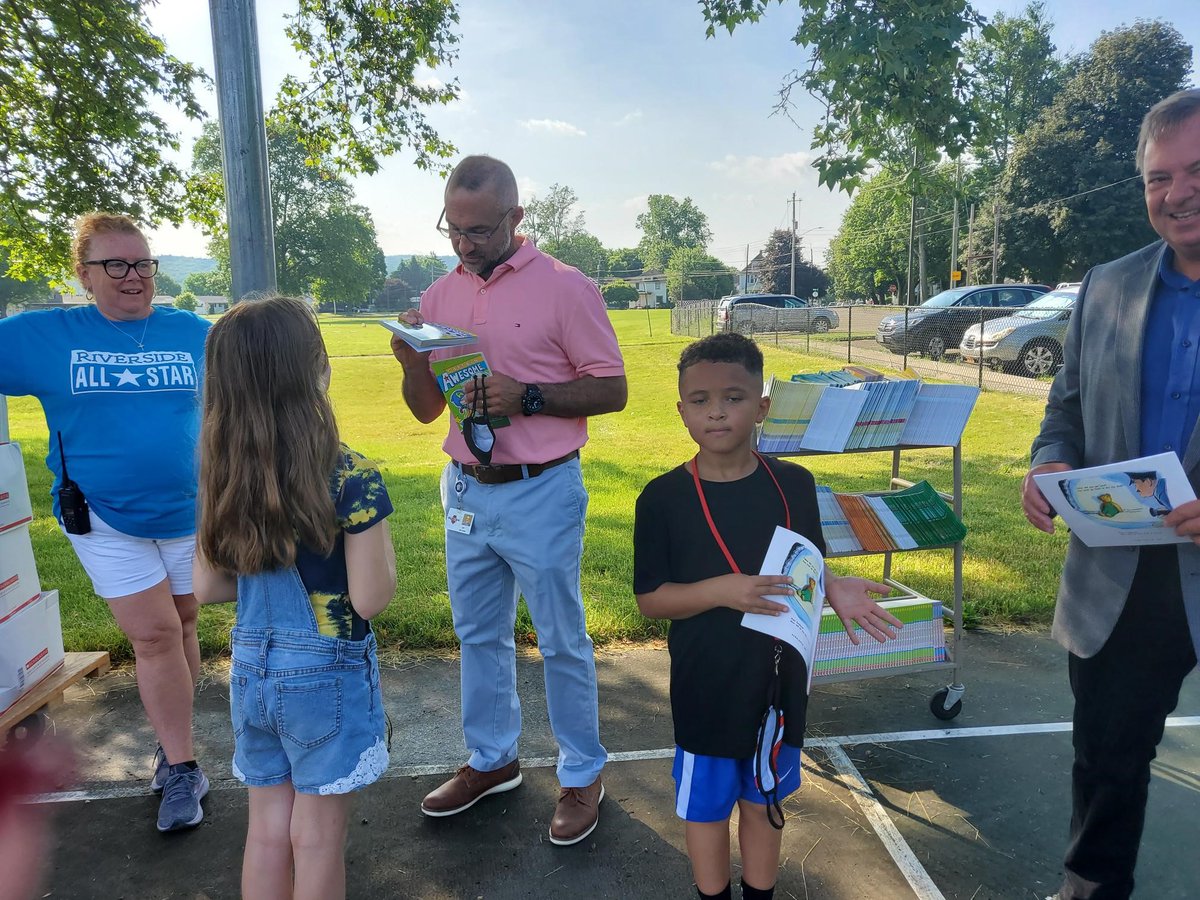 ECSD_Schools's tweet photo. Helping children build their home libraries with take-home books and family resources is one of the many things we are doing to launch a Summer Boost for our students of Elmira. #GoExpress #IALgrant https://t.co/tHad8dpLEp