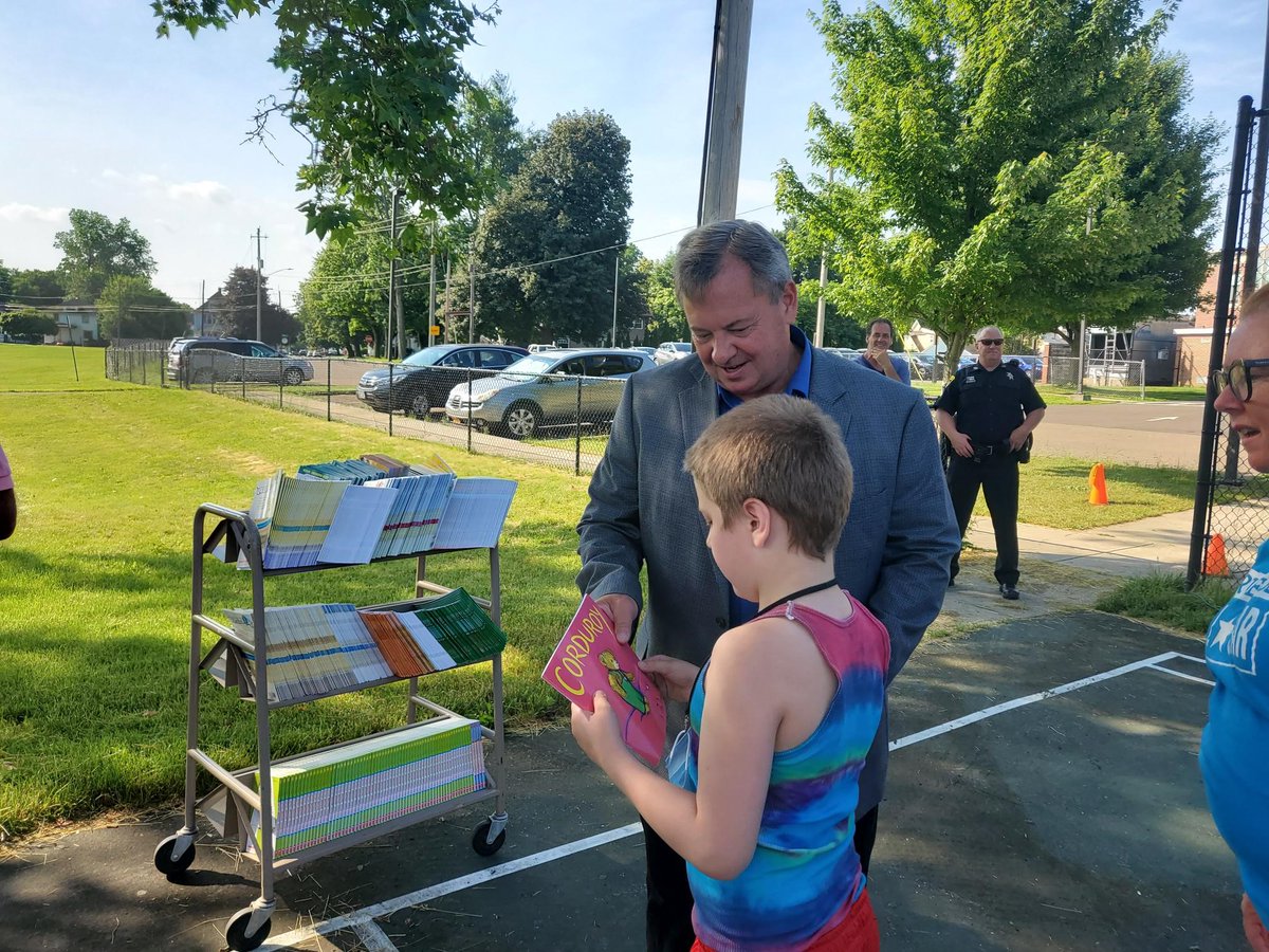 ECSD_Schools's tweet photo. Helping children build their home libraries with take-home books and family resources is one of the many things we are doing to launch a Summer Boost for our students of Elmira. #GoExpress #IALgrant https://t.co/tHad8dpLEp