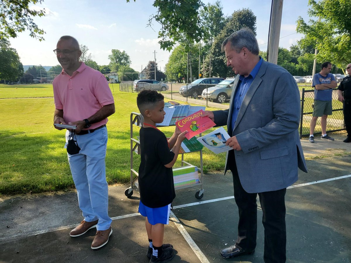 ECSD_Schools's tweet photo. Helping children build their home libraries with take-home books and family resources is one of the many things we are doing to launch a Summer Boost for our students of Elmira. #GoExpress #IALgrant https://t.co/tHad8dpLEp