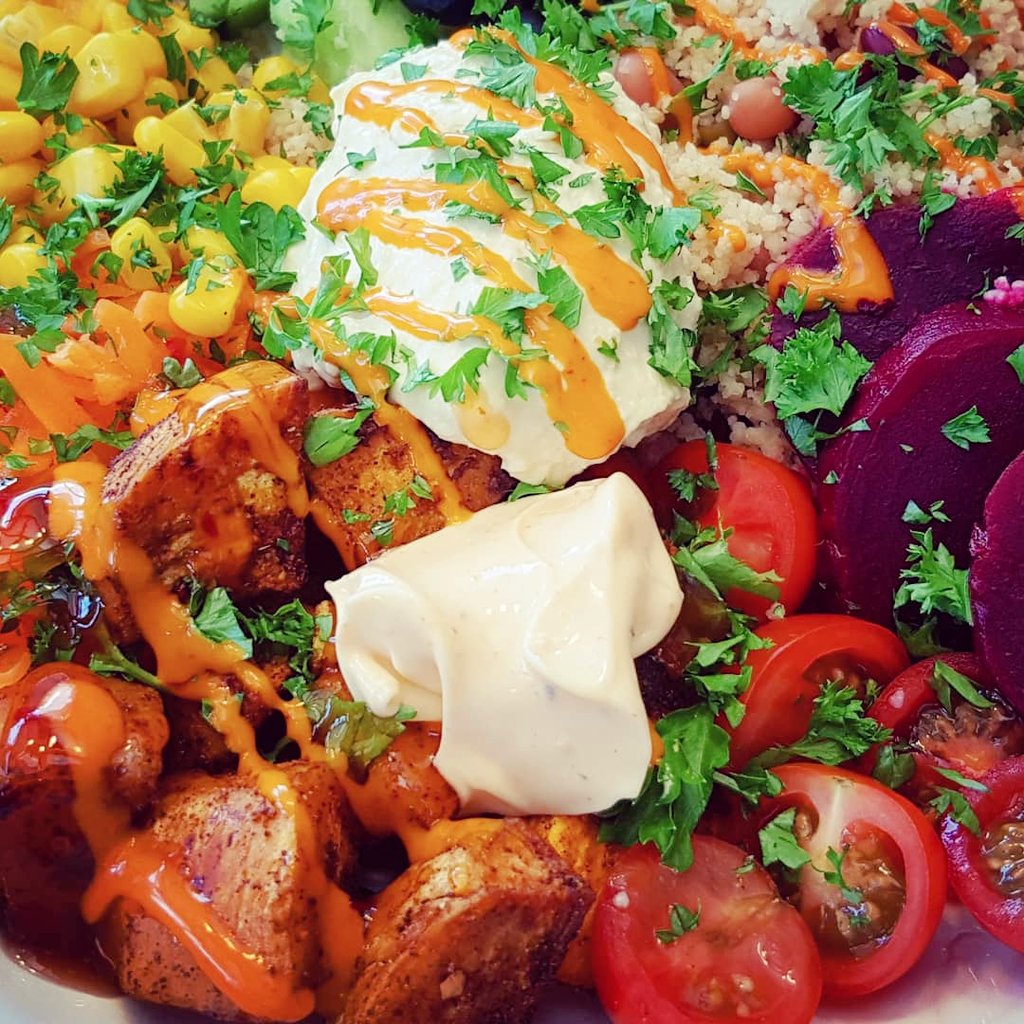 Craved a colourful meal with a combination of raw & cooked; baked sweet potatoes cumin, cinnamon & cayenne rub, grated carrots & sweet chilli sauce, sweetcorn, cucumber, olives, couscous & mixed bean salad, pickled beetroot, cherry tomatoes, and hummus.
#vegan #eatarainbow