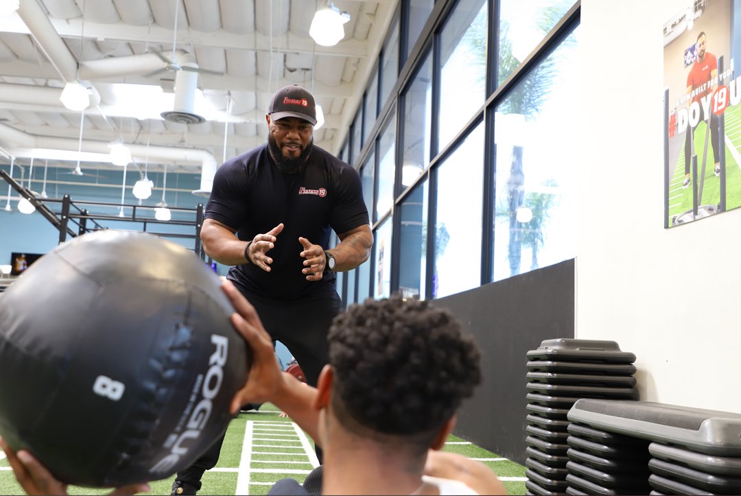 Fitness19Gyms's tweet image. Training never gets boring with our Certified Personal Trainers! Our Personal Trainers are here to remind you of your goals and how far you've come since Day 1. Our team of experts are here to support you because you are BUILT FOR THIS! 

#ImBuiltForThis #Fit19Fam