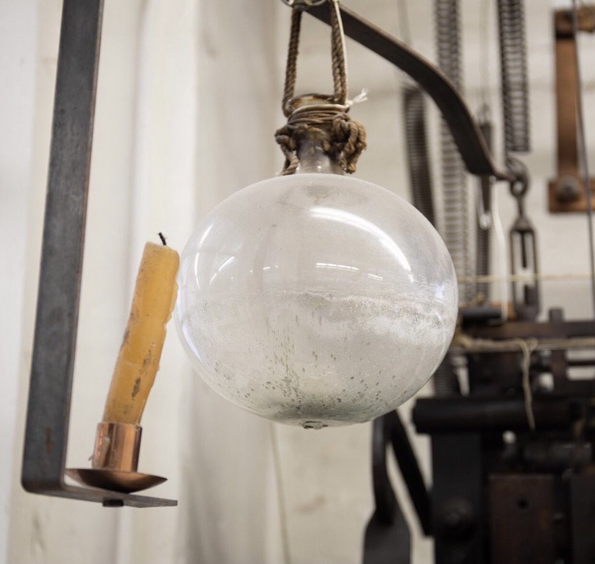 g_h_hurt's tweet photo. Before electricity, the old handframe knitters generated light by filling a hanging glass lantern with water. This magnified light from the candle flame below it, casting light across their handframe knitting machines...
.
#ghhurt #handframe #knitting #history #knittedlace https://t.co/0fNriCNKqr