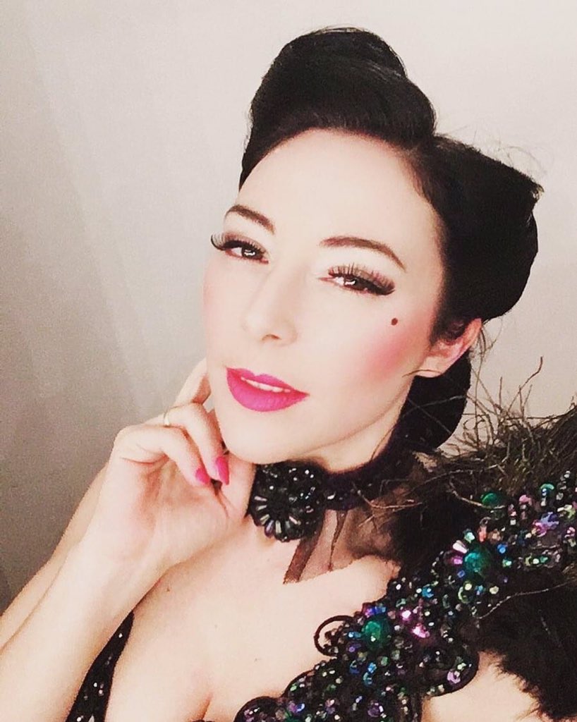 RubyColibri's tweet photo. Let’s the bookings coming! Je me déplace dans toute la #belgique et l’ #Europe rien que pour vous.
#burlesque #burlesqueperformer #entertainer #artoftease #artofteese #fandance #entertainment #showgirl #burlesquesinger https://t.co/XgviOXQ9C5