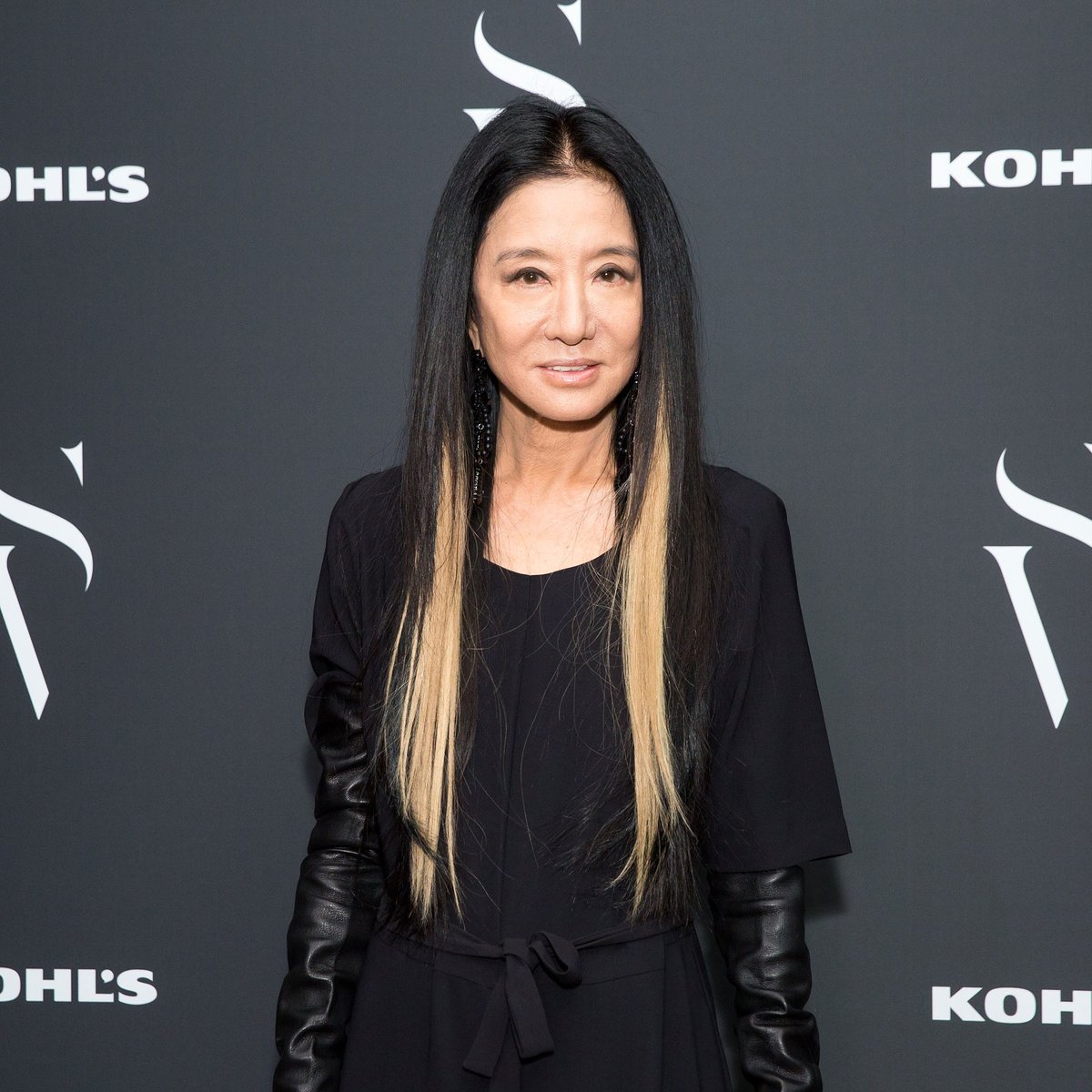 LeClubExcellen1's tweet photo. Son nom est connu dans le monde. Vera Wang est un exemple inspirant d’une femme qui se transforme en sa propre marque.

Elle a commencé sa carrière plus tard que moult femmes. Produit des pièces iconiques, montrant que votre âge ne devrait pas vous freiner de suivre vos passions. https://t.co/kr6nkL8QMV