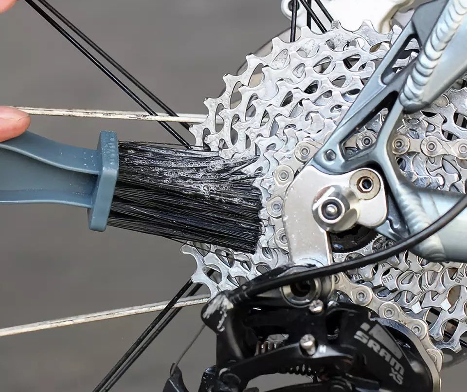 solobicimx's tweet photo. Si cuentas con los accesorios correctos para lavar tu bici no es complicado y es rápido, los productos específicos de limpieza son muy eficaces. Mantenerla limpia marcará una gran diferencia, ya que esto ayudará a prolongar la vida de los componentes. https://t.co/cZEb93C0V9