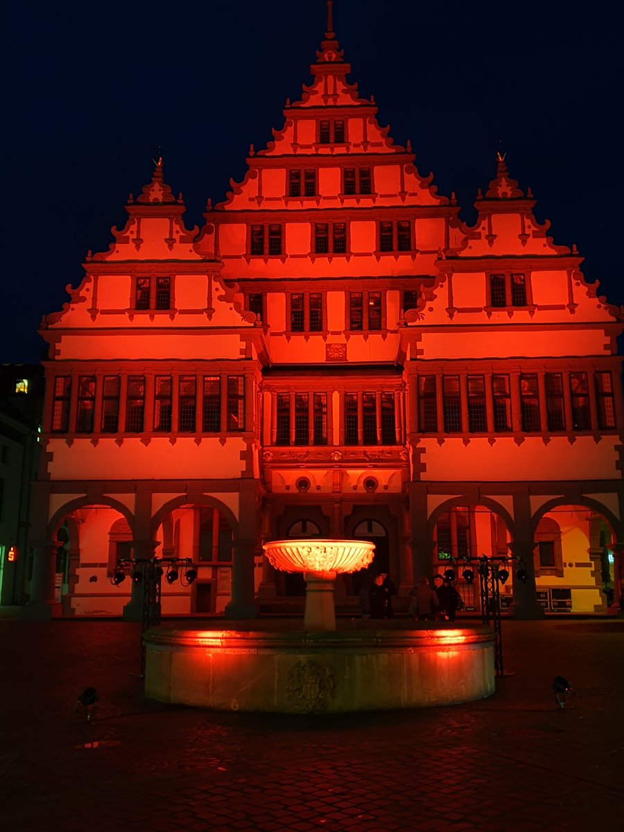 universal_pb's tweet photo. Zum zweiten Mal erstrahlten in der Nacht vom 22. auf den 23. Juni zahlreiche #Sehenswürdigkeiten und #Bauwerke in rotem Licht. Auch #Paderborn hat sich an der bundesweiten Initiative #AlarmstufeRot beteiligt. Beleuchtet wurden u.a. das historische #Rathaus, die PADERHALLE, ... https://t.co/vAG0p9lBFE