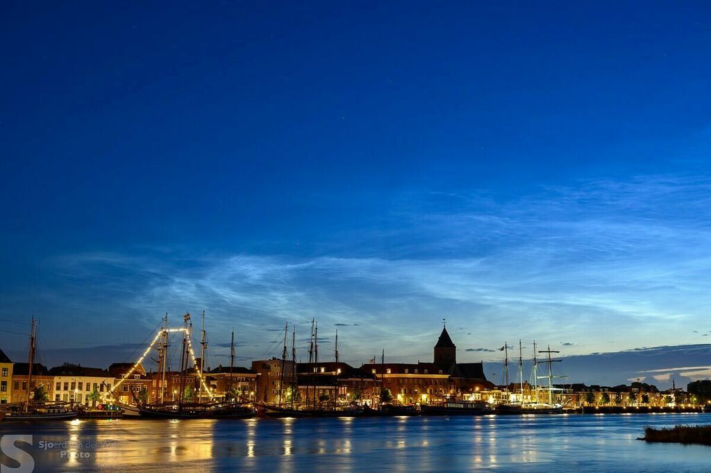 sjo_nl's tweet photo. Lichtende nacht wolken boven de skyline van Kampen.

#kampen #lichtendenachtwolken #lichtendenachtwolk #noctilucentclouds #Noctilucent #ijsseldelta #ijssel #skyline #hanzestadkampen #visitkampen #avondfotografie #nachtfotografie #avondfoto https://t.co/IhuF1rc6Zv https://t.co/kio75OwIJ3