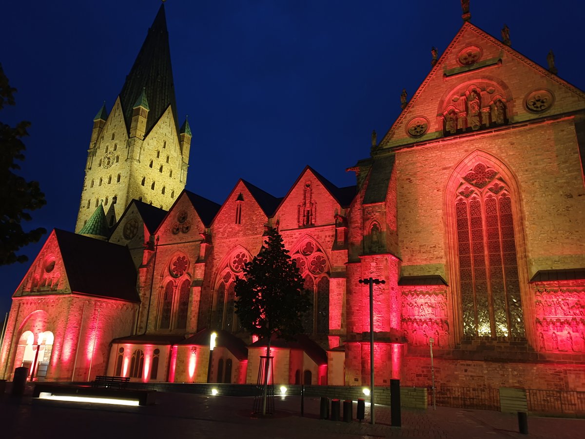 universal_pb's tweet photo. ... der #Dom, die #Marktkirche, das #Gymnasium #Theodorianum, die Kleine Bühne sowie das #Deelenhaus. Mit der #Aktion soll auf die prekäre Situation der #Veranstaltungsbranche durch die #Corona-Pandemie hingewiesen werden. #nightoflight2021 #AlarmstufeRot #SangUndKlanglos #kultur https://t.co/GpdBnEY06b