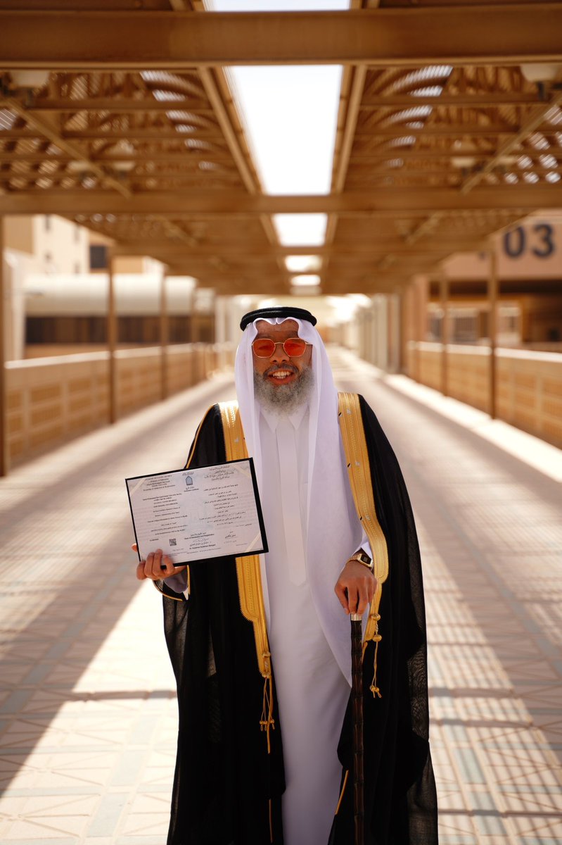 تخرجت اليوم بعد ١٠ سنوات دراسة في الجامعة!
قضيت ٦ سنوات منها في كلية الطب و٤ في الاقتصاد والإدارة، مرت علي فيها دروس ومحاضرات كثيرة،  إلا إني طلعت منها بشيء واحد بس : وقتك يبدأ من اللحظة اللي تلقى نفسك فيها، وباقي العمر ضايع.
والحمدلله على التمام