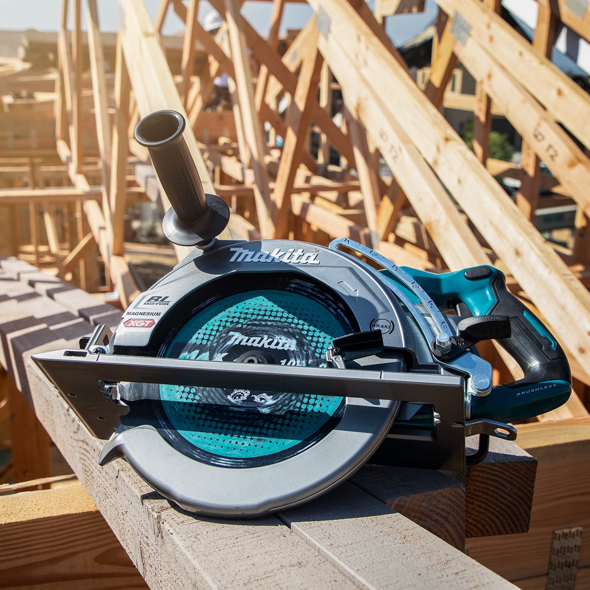 MakitaTools's tweet photo. The 40V max XGT Brushless Rear Handle 10-1/4” Circular Saw provides cordless convenience in high-demand applications. It cuts 4X the material in a single pass delivers 4,000 RPM for faster cutting.
https://t.co/xvnExZbxiO
#XGTsystem #40VmaxXGT #makitaxgt #makitausa https://t.co/3B3XGQKbN1