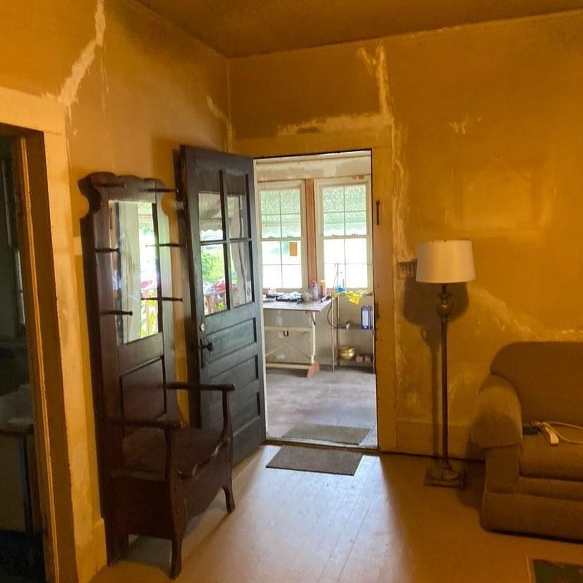 beyndtheclips's tweet photo. FOR SALE: 2 bedroom, 1 bath $27K CASH. Needs minor repairs, power is on. Estimated rent $715 monthly. Cash flow property. Who's ready to invest? 🏠
#RealEstate #BeyondTheClippers #Investor #Wholesaling #Buyers #Sellers #FlipOrFlop #HouseHunters #FinancialFreedom https://t.co/ug16y96xEe